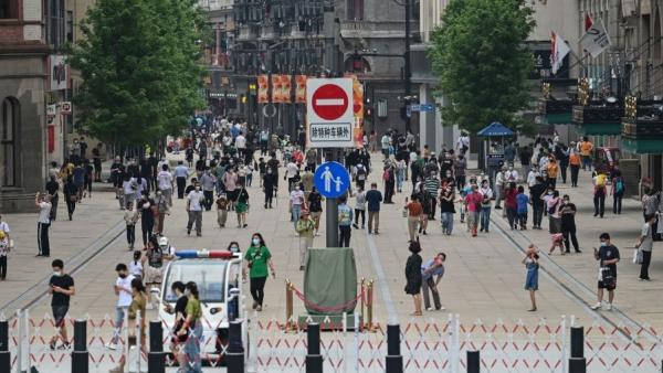 图为2022年6月1日,上海黄浦区在经过两个月的封锁后放松管控。(图片来源:HECTOR RETAMAL/AFP via Getty Images)