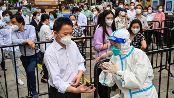 上海解封后,居民上街还是需要健康码。(图片来源:HECTOR RETAMAL/AFP via Getty Images)