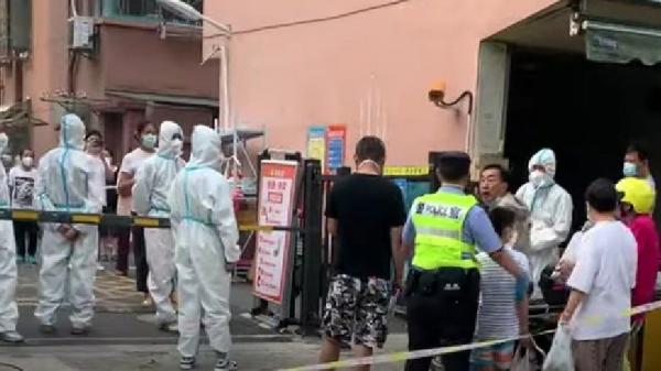 上海宣布解封当晚，上海市检察长张本才随即无预警落马。图为疫情中的上海街头。（图片来源: 视频截图）