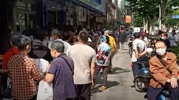 网传上海老年人在银行领养老金陷困境,多家银行现排队潮,银行每天限号,一位退休大妈“排队两小时领不到退休金”。(图片来源:视频截图)