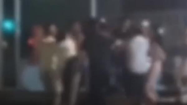 山东省淄博市一名女子近日自称遭遇了淄博版“唐山事件”,自己和同伴3人被5男1女殴打。(图片来源:视频截图)