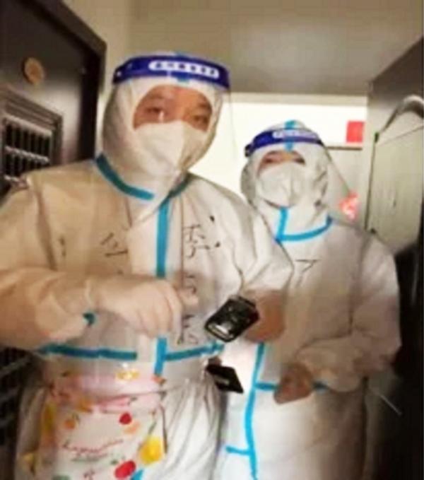 北京市某派出所警察和街道办事处工作人员到居民家中告知居民要转运 隔离。