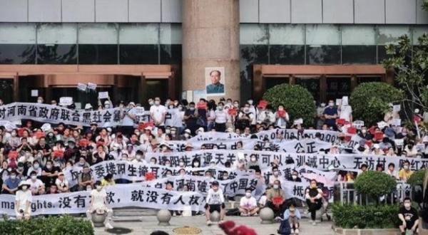 数以百计的储户与警方对峙,并遭身份不明的人士殴打。(图片来源:网络图片)