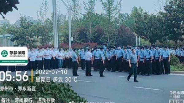 10日网络突然传出近3000名储户到郑州维权,结果遭到警方及不明人士暴力殴打。(图片来源:视频截图)