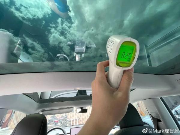 当地网友用温度计测车内温度超过80℃,他形容这个全景天幕“能热到头发被烤焦。”(图片来源:微博)