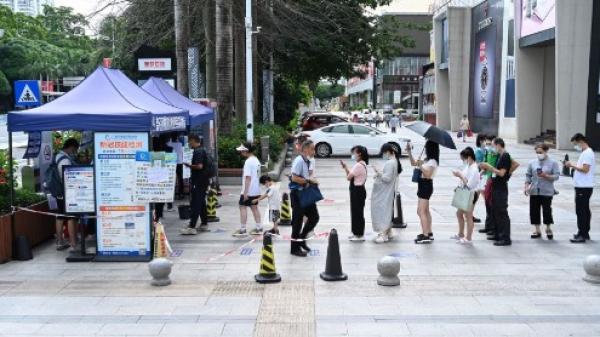 上海当局极端防疫反复封小区致民怨四起,有市民叹“这怎么生活啊!”有市民疯了跪马路中间磕头痛哭,有市民抱怨“出小区要买门票”。(图片来源:Getty Images)