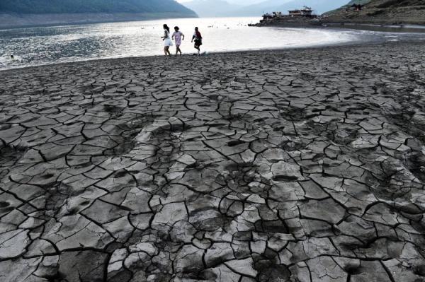 中国大陆60年一遇极端高温，重庆飙44.6℃电力紧缺，长江流域空前干旱。（图片来源：STR/AFP via Getty Images）