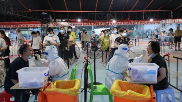 河北承德“网信高新区”公众号发布公告称,奖励举报提供疫情线索的民众,对不配合流调的人员,其3代以内的旁系亲属均受影响。(图片来源:Getty Images)