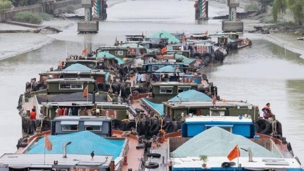 黄浦江水位降至20年来最低,上海淀浦河已有多艘运砂船因此搁浅。(图片来源:视频截图)