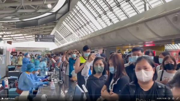 三亚目前已实质性封城,截至6日下午,约8万多名游客滞留。(图片来源:视频截图)