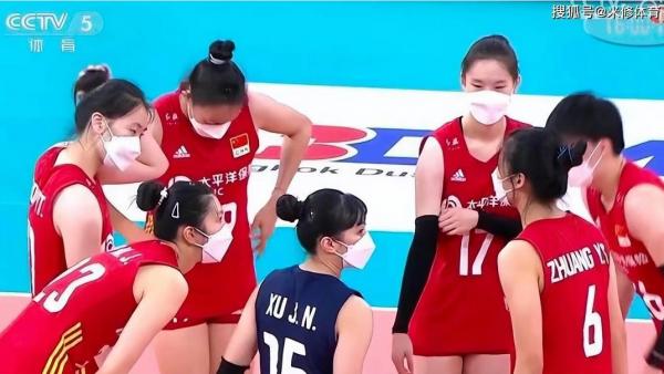 中国女排参加国际比赛戴口罩 (图片来源:视频截图)
