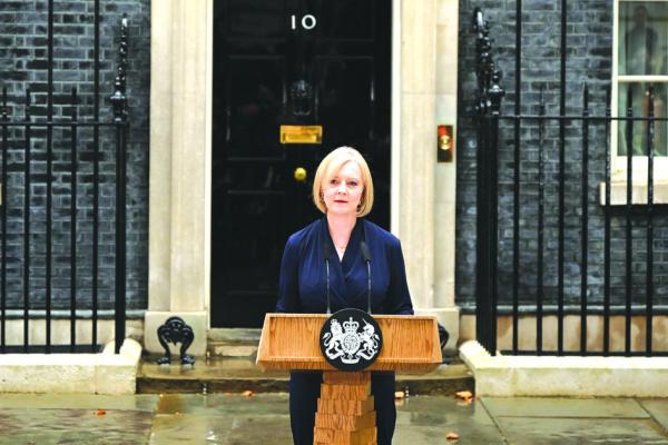 英国新任首相特拉斯,于6日在唐宁街10号官邸前发表演讲。(Getty Images)