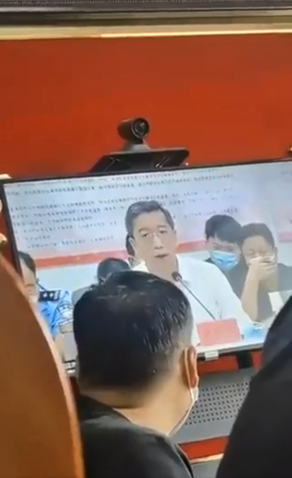 新乐市委书记李明政在主持召开“疫情防控”工作视频会议。(视频截图)