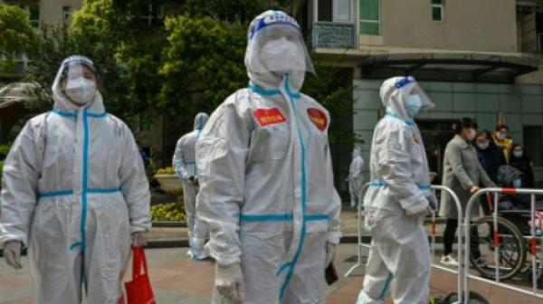 上海静安区疫情防护人员(图片来源: Getty Images)