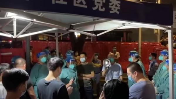 深圳疫情加剧当局借疫封控居民小区,网传有小区居民面对该街道人员怒喊:“我们要解封!”“我们要生存!”(图片来源:视频截图)