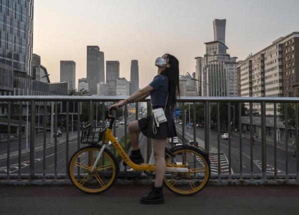 疫情下的年轻人,生活没有希望(图片来源:Kevin Frayer/Getty Images)