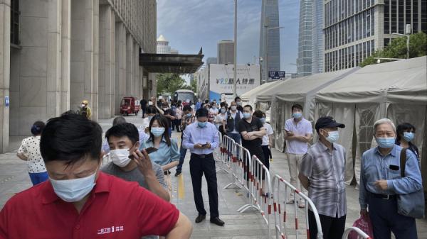 2022年5月31日,人们在北京商务区的一个检测点排队进行核酸检测。(图片来源:Kevin Frayer/Getty Images)