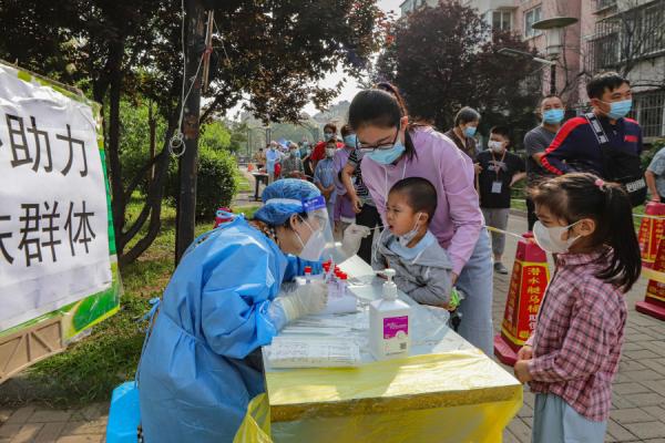 小孩子在做核酸检测(图片来源:CNS/AFP via Getty Images)