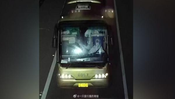 2022年9月18日凌晨,高速路的监控显示,出车祸前的转运大巴司机穿着可能会妨碍驾驶安全的重装防护服(图片来源:网络)