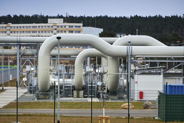 图为2022年4月3日,俄罗斯天然气工业股份公司(Gazprom)在德国梅克伦堡-西波美拉尼亚的北溪二号管道。俄罗斯停供天然气对制造业大国德国的经济造成了严重的负面影响。(123RF)