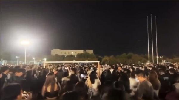 9月28日晚,河南郑州大学的大学生聚集抗议封校。