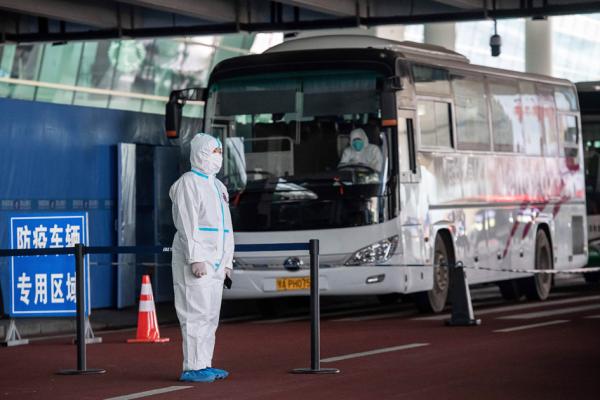 承载隔离民众的大巴车( NICOLAS ASFOURI/AFP via Getty Images )