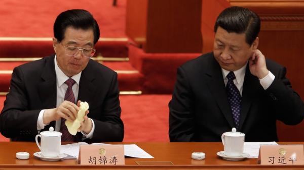 2012年中共18大时,胡锦涛的全退被舆论称为 “ 胡锦涛学董存瑞炸碉堡 ”。
