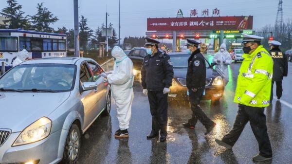 广东韶关通报首例BA.5.1.7变异株确诊案例,导致防疫封控措施再度升级。示意图。(图片来源:STR/AFP via Getty Images)