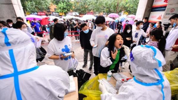 目前大陆疫情多地扩散,单日28个省份沦疫,超19万风险人员在观察期。一辆由乌鲁木齐开往上海的列车多车厢发现感染者,多地紧急寻人。(图片来源:Getty Images)