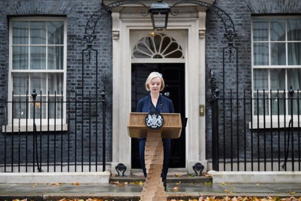 10月20日,特拉斯(Liz Truss)在唐宁街10号(10 Downing Street)发表声明宣布正式辞去保守党主席职务,成为英国史上任期最短的首相。(DANIEL LEAL/AFP/Getty Images)