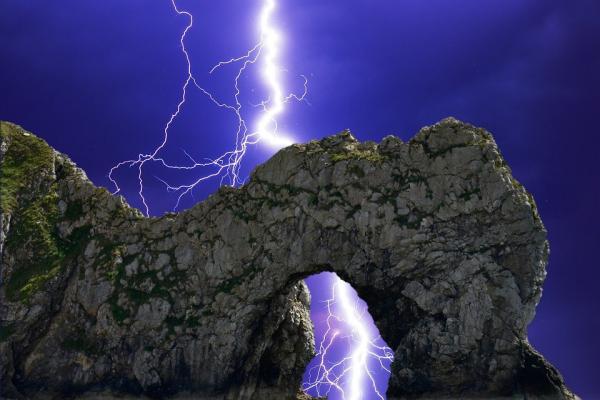 前一晚,剧烈的电闪雷鸣轰轰作响。(示意图/图片来源:Pixabay)