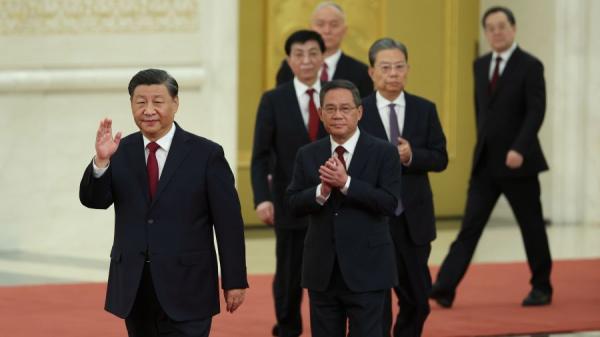 2022年10月23日,习近平(左一)代领中共最高权力机构中央政治局的新一届常委出来与媒体见面。