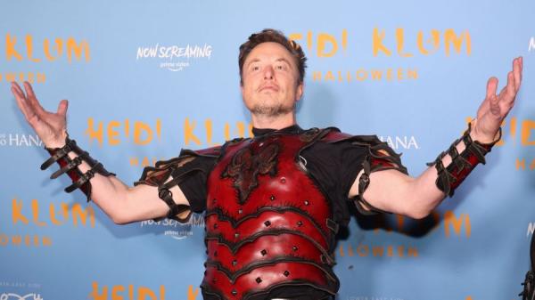 2022年10月31日,马斯克(Elon Musk)在纽约参加一个万圣节化妆晚会。(图片 来源:Taylor Hill/Getty Images)