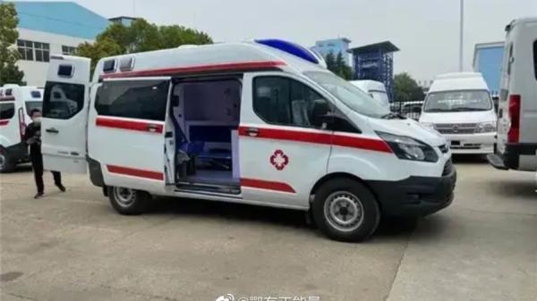 黑龙江五常市救护车坐地起价,上车后收费从1600元变4600元人民币,引发社会关注。(图片来源:微博截图)