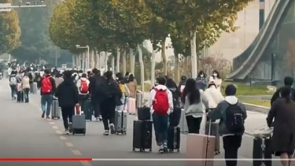 当地黄河科技学院也传出校内爆发疫情,3万多名学生上演“富士康校园版”逃疫潮。(图片来源:网络截图)