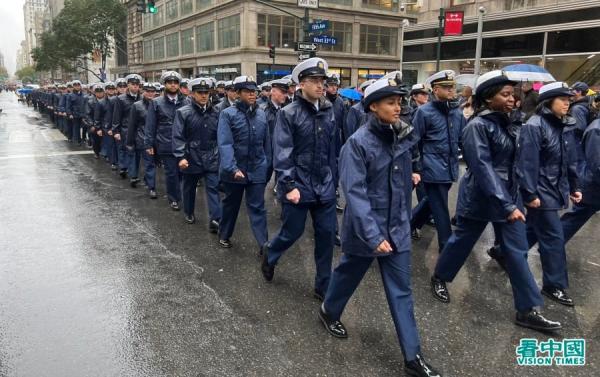 第103届纽约老兵节游行在风雨中于在纽约曼哈顿五大道举行,有超过280个团体多达2万多人参加(看中国摄影:柳笛)