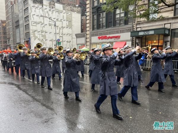 第103届纽约老兵节游行在风雨中于在纽约曼哈顿五大道举行,有超过280个团体多达2万多人参加(看中国摄影:柳笛)