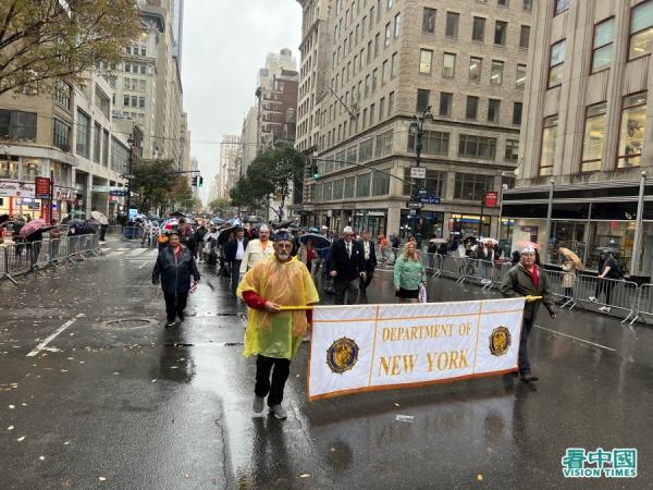 第103届纽约老兵节游行在风雨中于在纽约曼哈顿五大道举行,有超过280个团体多达2万多人参加(看中国摄影:柳笛)