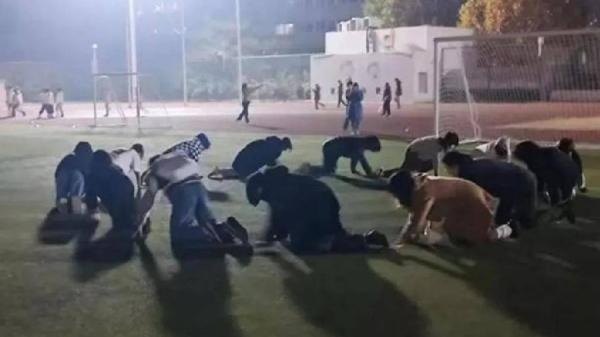 封控期间,多所高校出現深夜操場“爬行”的诡异行为。(图片来源:微博截图)