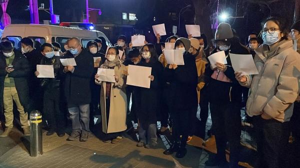 11月28日北京暴发“白纸运动”悼念新疆大火死难者并抗议中共“清零”封控政策。(图片来源:Getty Images)
