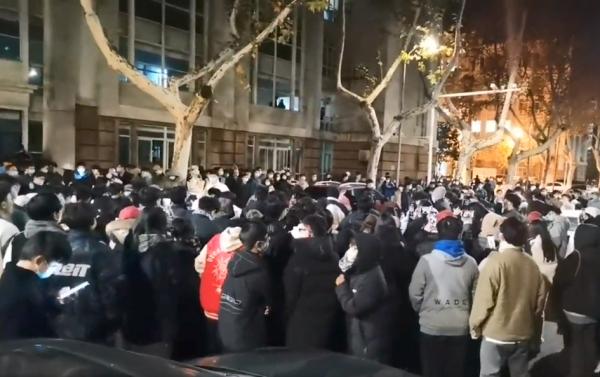 12月5日晚,南京工业大学学生集会表达不满,要求自愿返乡,在现场学生们高喊“解封”、“回家”。