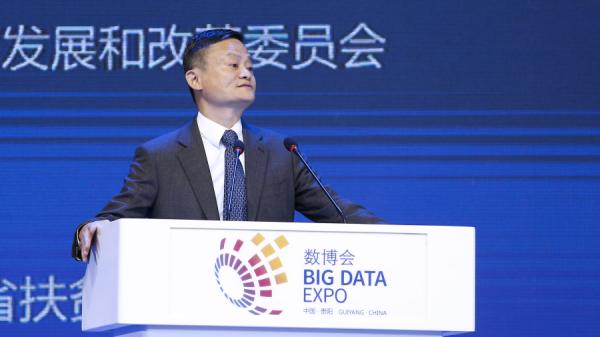 2018年5月27日,马云在贵州举行的2018中国国际大数据产业博览会“精准扶贫”高端对话上发表演讲。(图片来源:VCG/VCG via Getty Images)