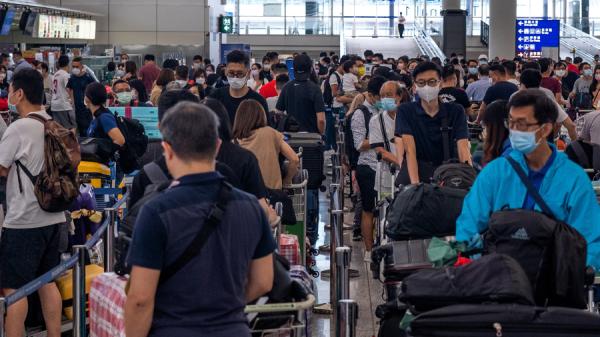 中国发布优化防疫新10条规定首日，大陆一亿多人关注“移民”。（图片来源：Getty Images)