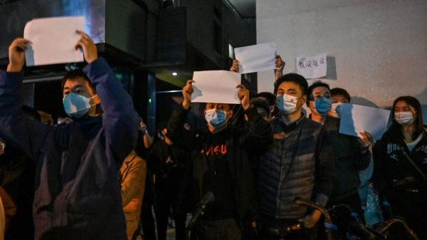 上海年轻人参与白纸运动抗议中共清零政策(图片来源:HECTOR RETAMAL/AFP via Getty Images)