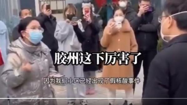 山东省青岛胶州市一名女子跟街道书记据理力争要“知情权”。(图片来源:视频截图)