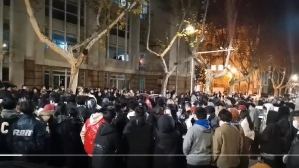 12月5日晚,南京工业大学大量学生在校园内聚集抗议,高喊“回家”。(图片来源:视频截图)
