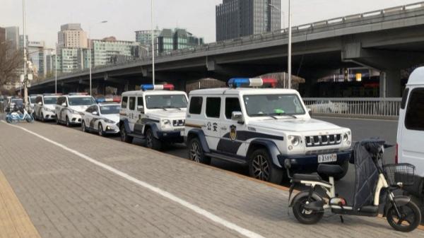 在乌鲁木齐发生致命火灾后,抗议者上街抗议,11月28日警车停在北京的一条街道上。(图片来源: Getty Images)