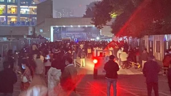 12月10日晚重庆医科大学大量学生聚集校门高喊“要自由,要平等!”(图片来源:网路截图)