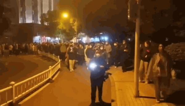 网传南昌大学江西医学院专硕生聚集抗议,要求同工同酬,学校大门已锁,门口有警车,校内依旧在抗议。(图片来源:推特视频截图)