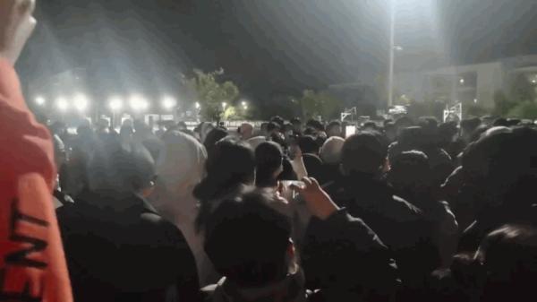 网传网传江西、四川、云南、江苏、福建共5省6所大学爆发示威 现场有警车戒备。(图片来源:推特截图)